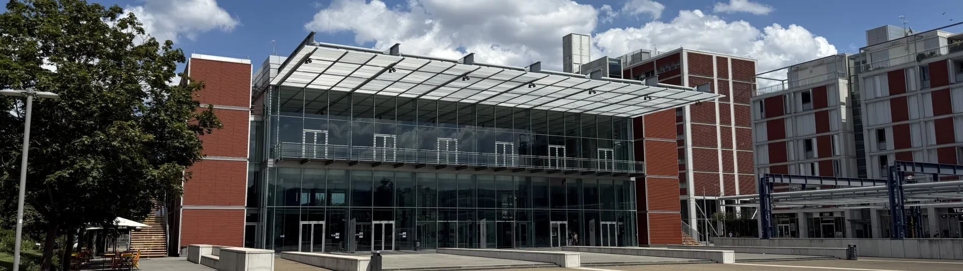 Facciata del Centro Rogers a Scandicci